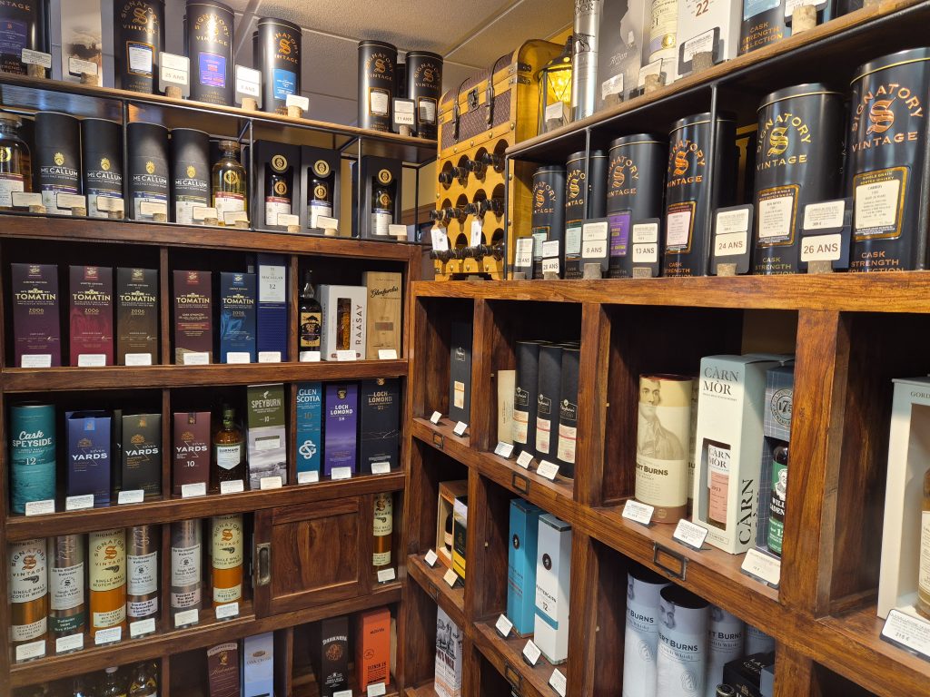 Sélection de whiskies rares et vieux millésimes dans la cave Rare Old Whisky à Betton près de Rennes